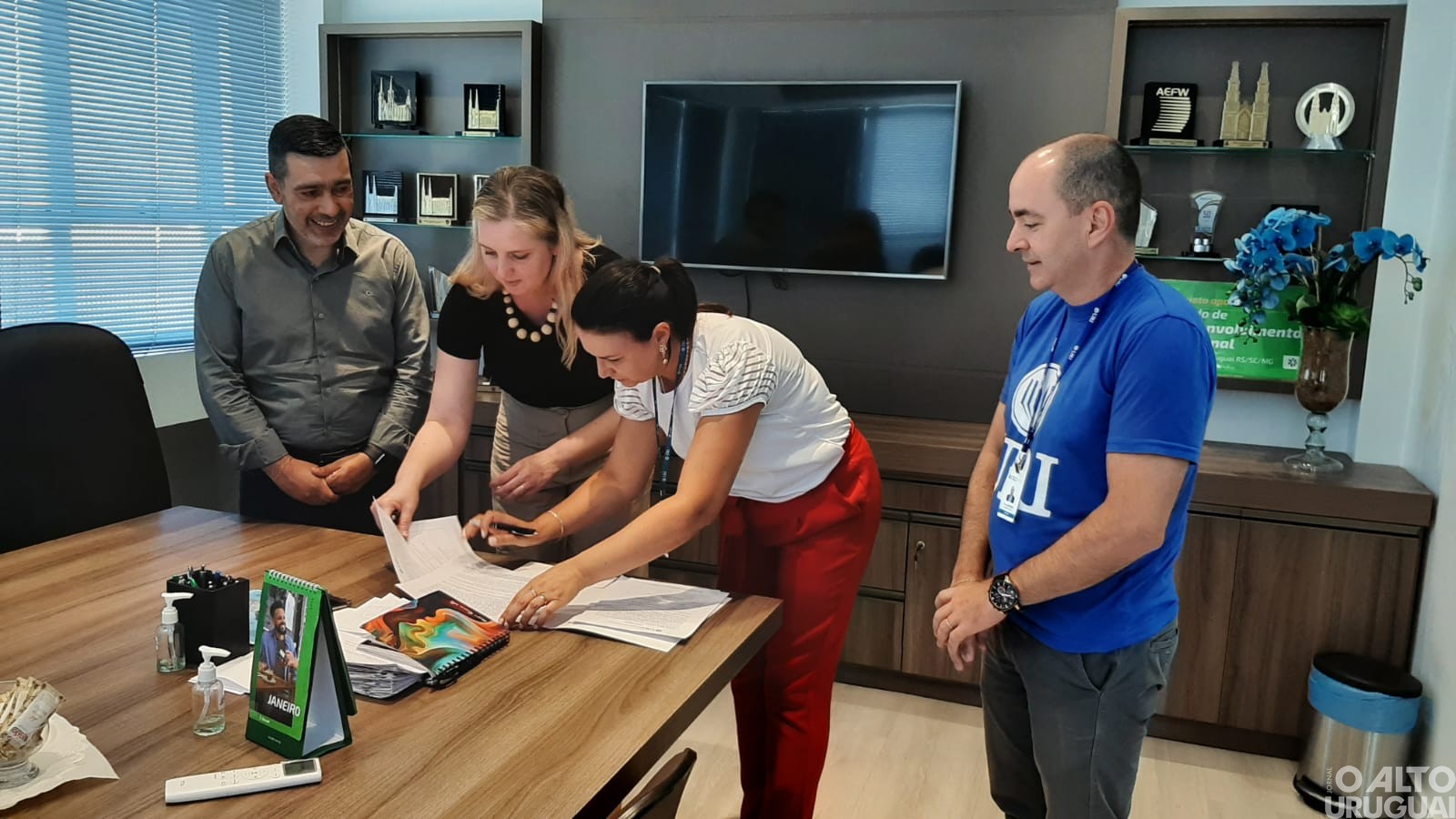 URI/FW e AEFW renovam contrato de parceria