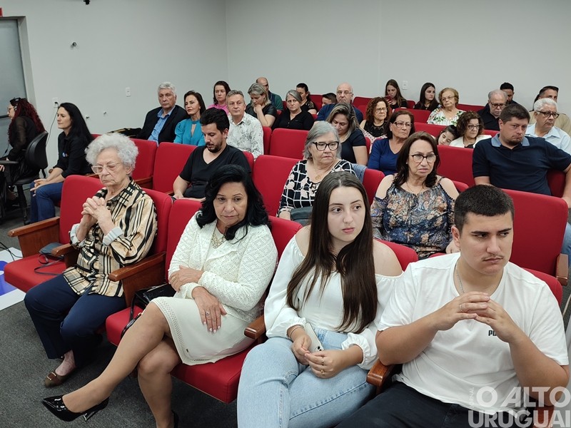 Poder Legislativo valoriza professores com a Condecoração Mérito Educacional Barril