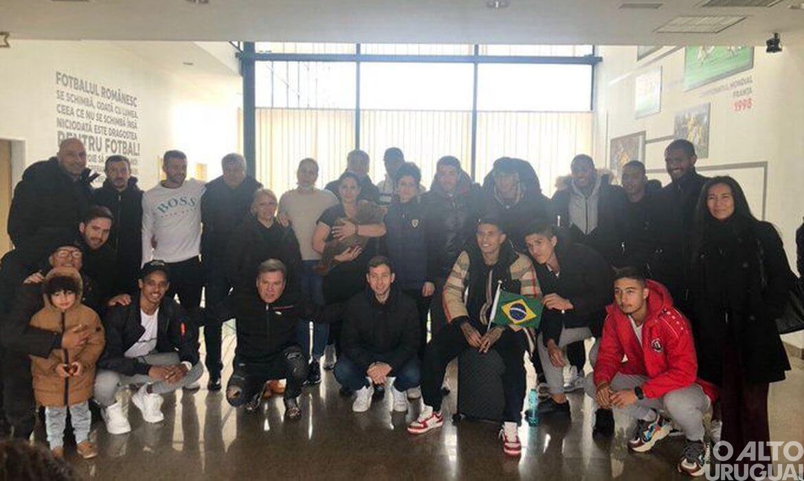 Jogadores brasileiros deslocados para a Romênia voltam nesta terça-feira  ao Brasil