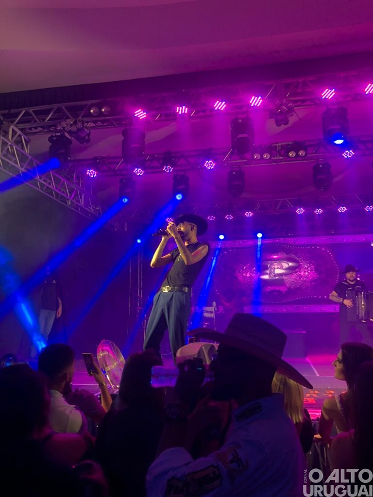 Sertanejo Luan Pereira reúne grande público em show em FW