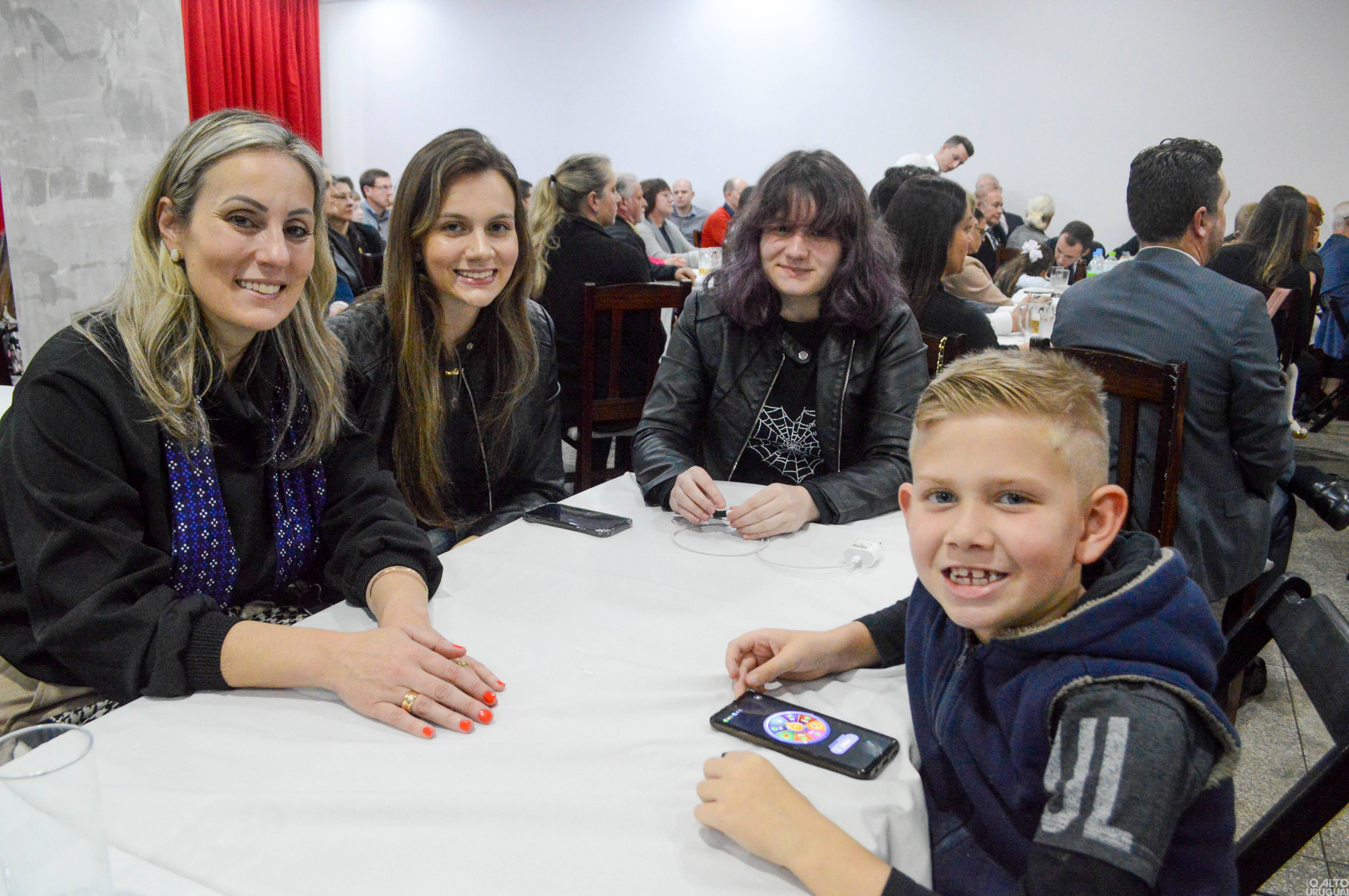 Novas diretorias dos Rotarys tomam posse em FW