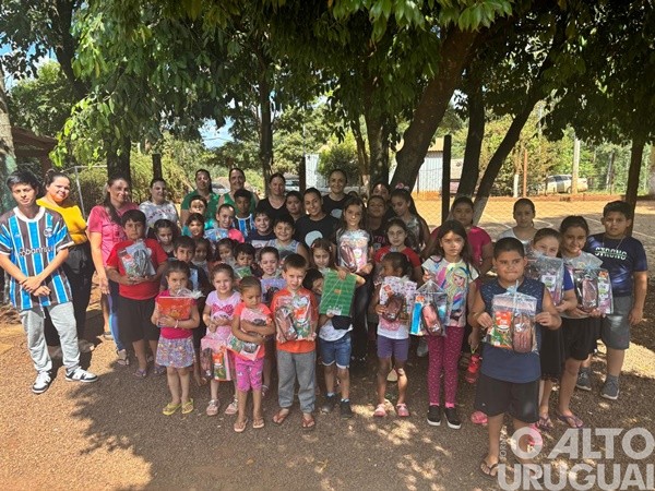 Dois Irmãos das Missões entrega de kits escolares aos alunos