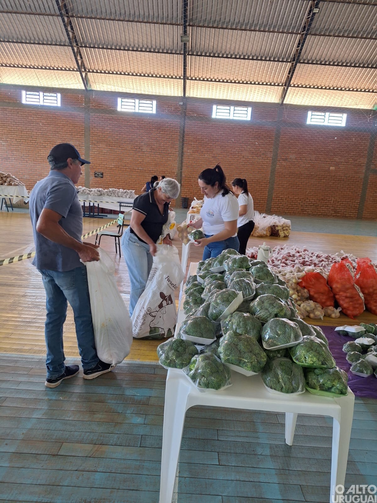 Entrega de Cestas Básicas do PAA beneficia 300 famílias em Cristal do Sul