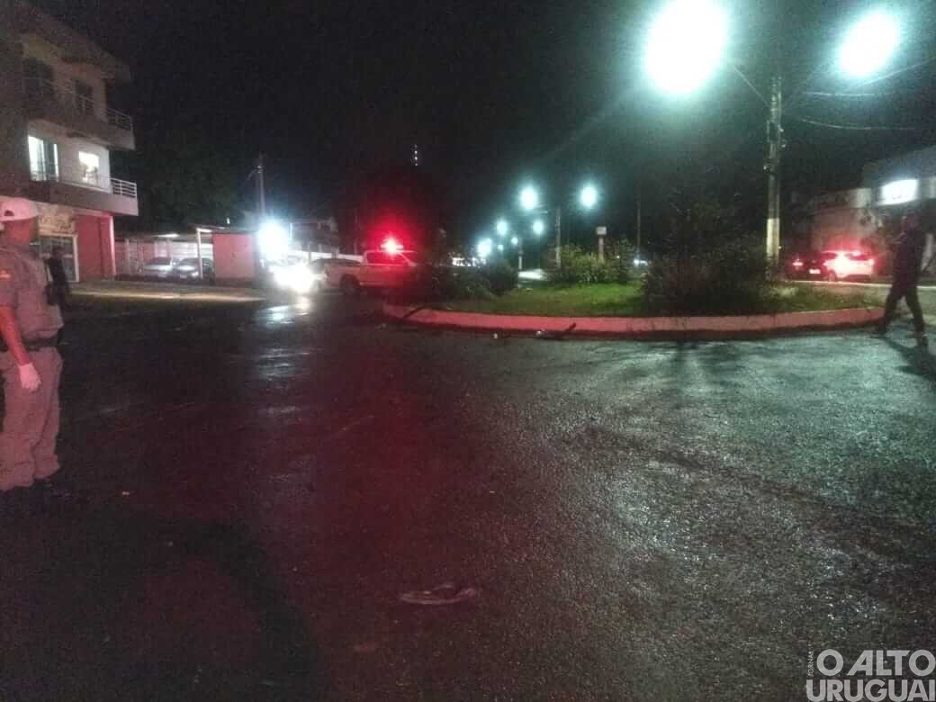 Carro colide em rótula e motorista é projetado para fora do veículo
