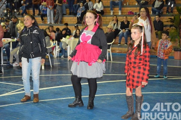 Festa Junina da Escola Irmã Odila Lehnen reúne comunidade em noite de alegria e tradição