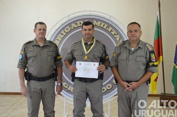 Autoridades são homenageadas pelo 37º BPM