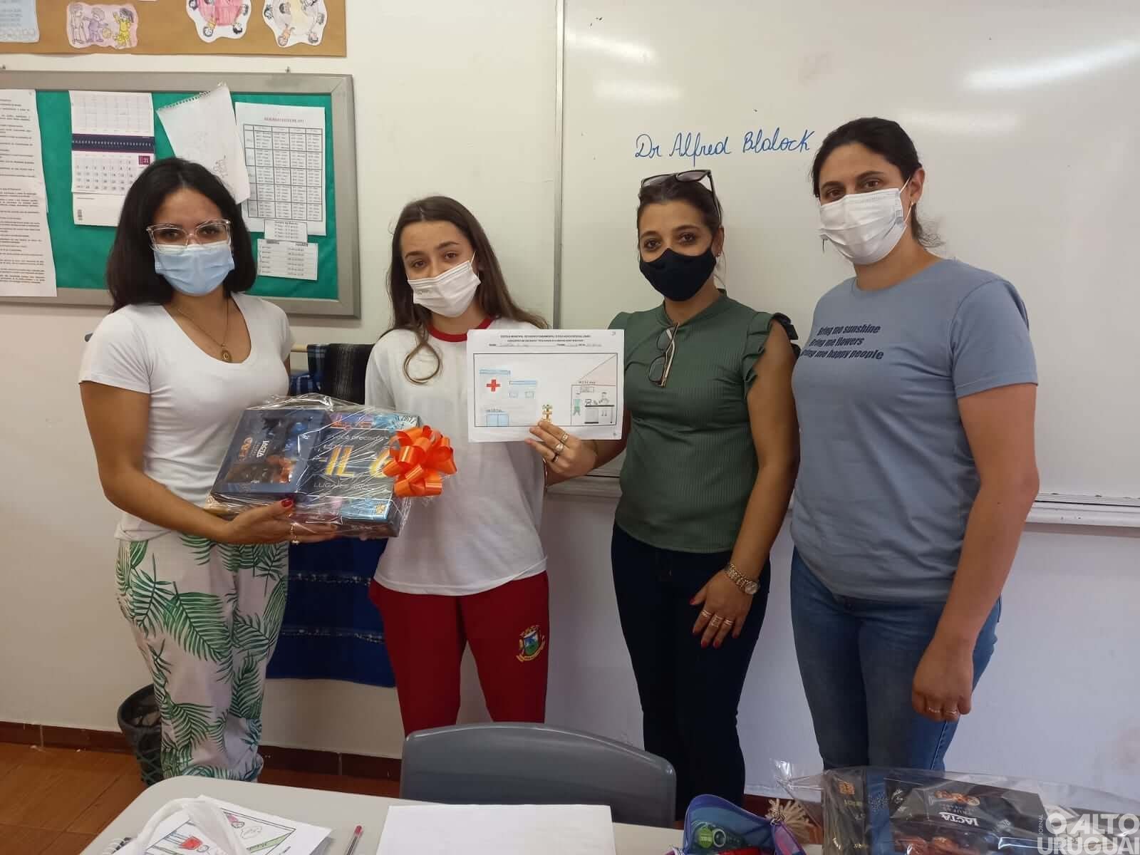 Pinhal: vencedoras do concurso de desenhos recebem premiações