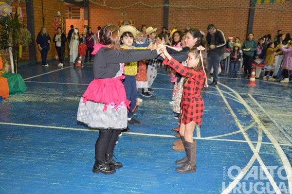 Festa Junina da Escola Irmã Odila Lehnen reúne comunidade em noite de alegria e tradição
