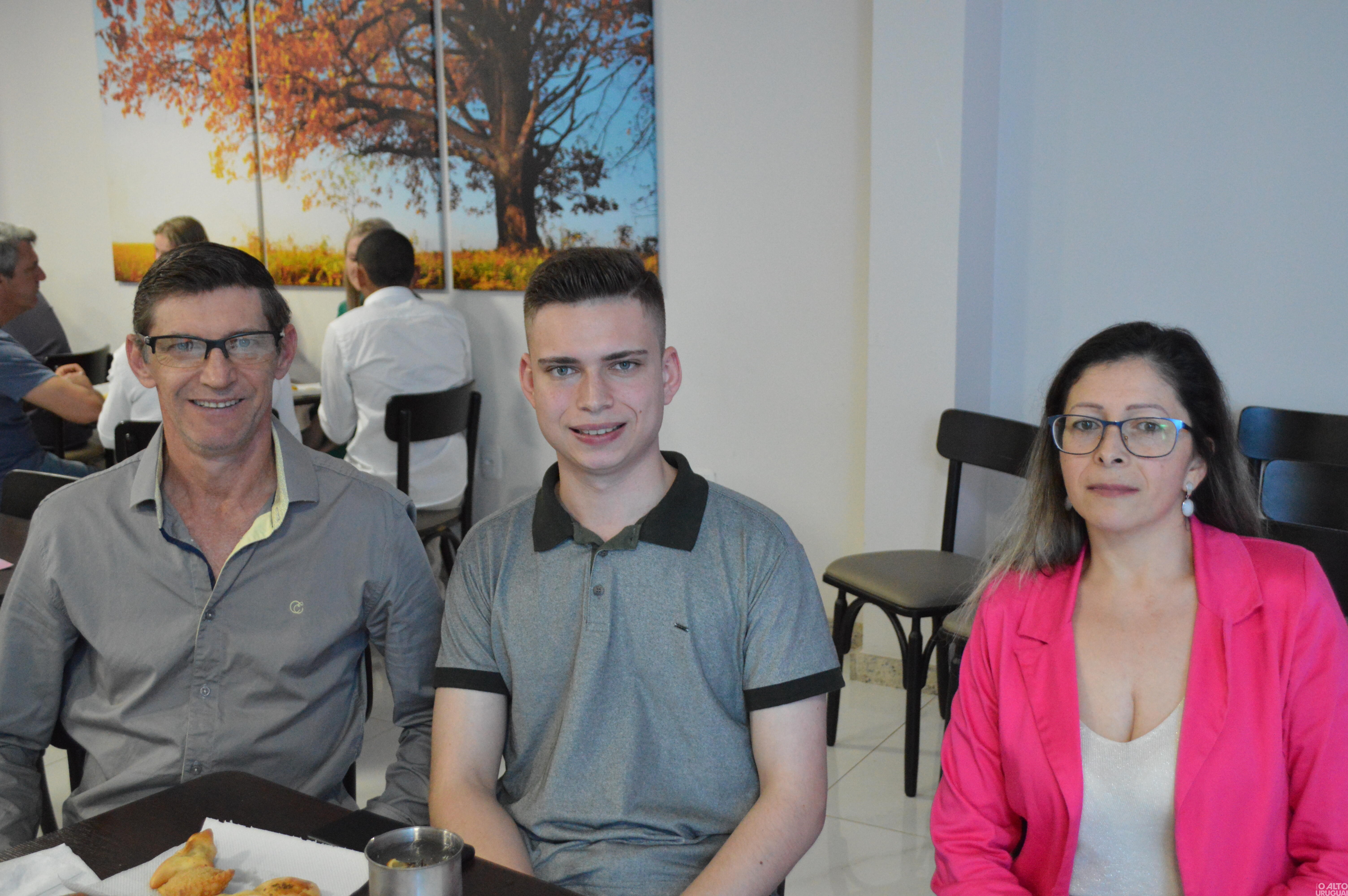 Com cerca de 400 alunos a KNN forma suas primeiras turmas de inglês em FW