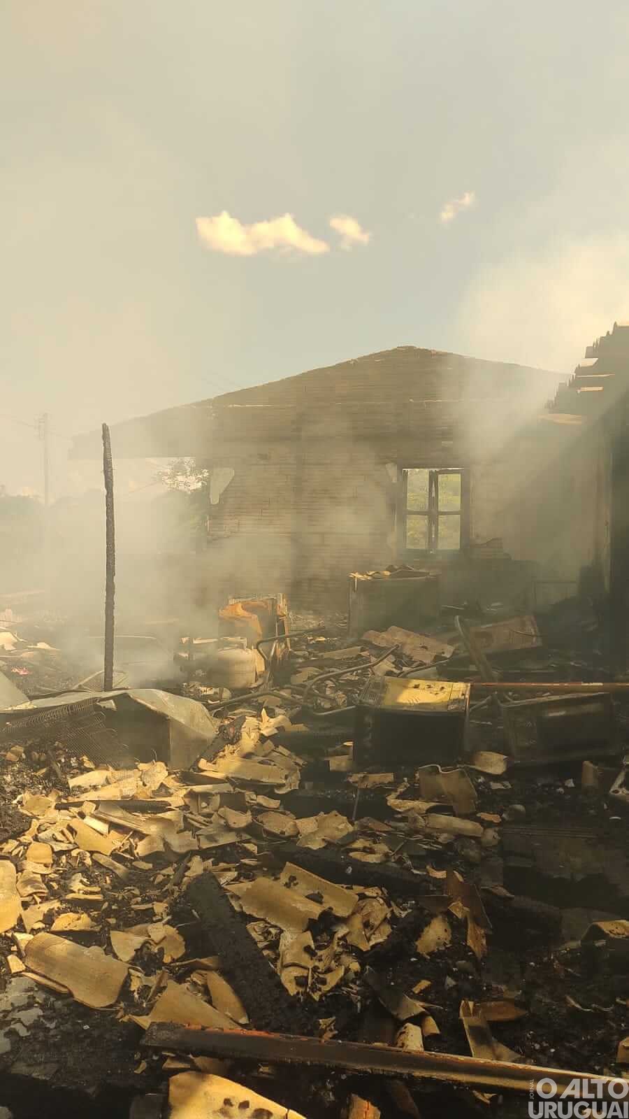 Caiçara: casa é destruída por incêndio na linha Baldissera e família pede doações