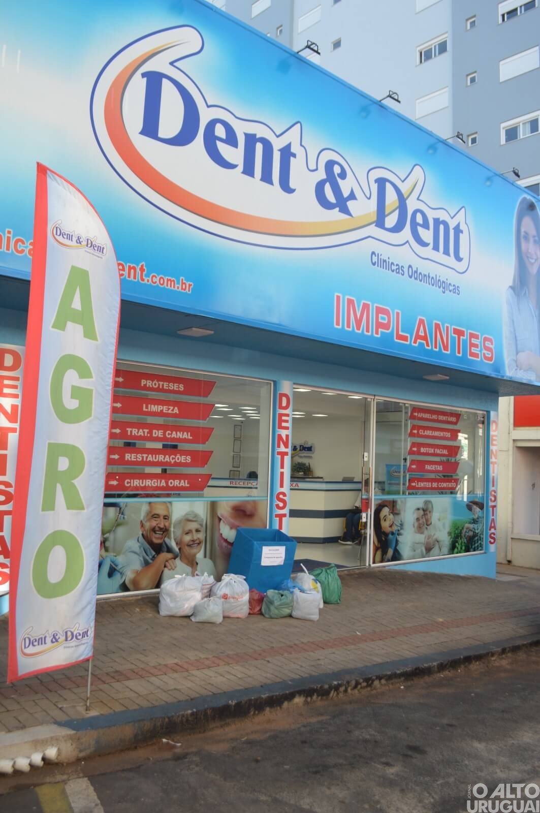 Clínica Dent & Dent entrega doações da Campanha do Agasalho para Assistência Social de FW