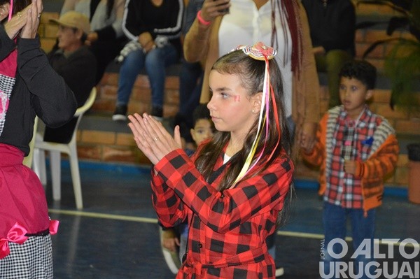Festa Junina da Escola Irmã Odila Lehnen reúne comunidade em noite de alegria e tradição