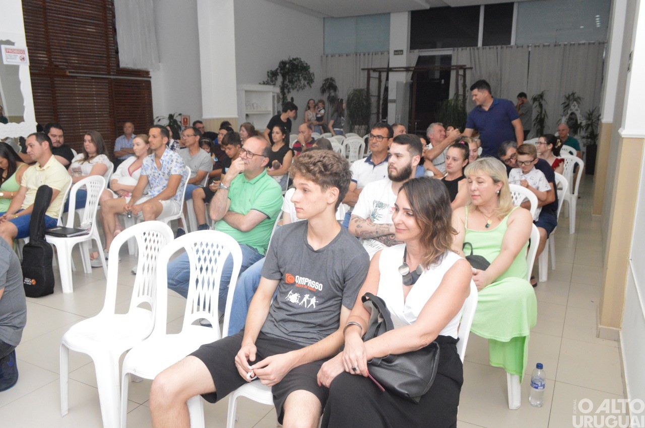Recital da Escola Compasso encanta público
