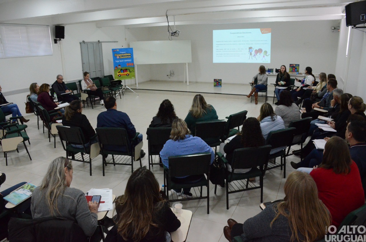 Representantes de Cooperativas Escolares participam de seminário
