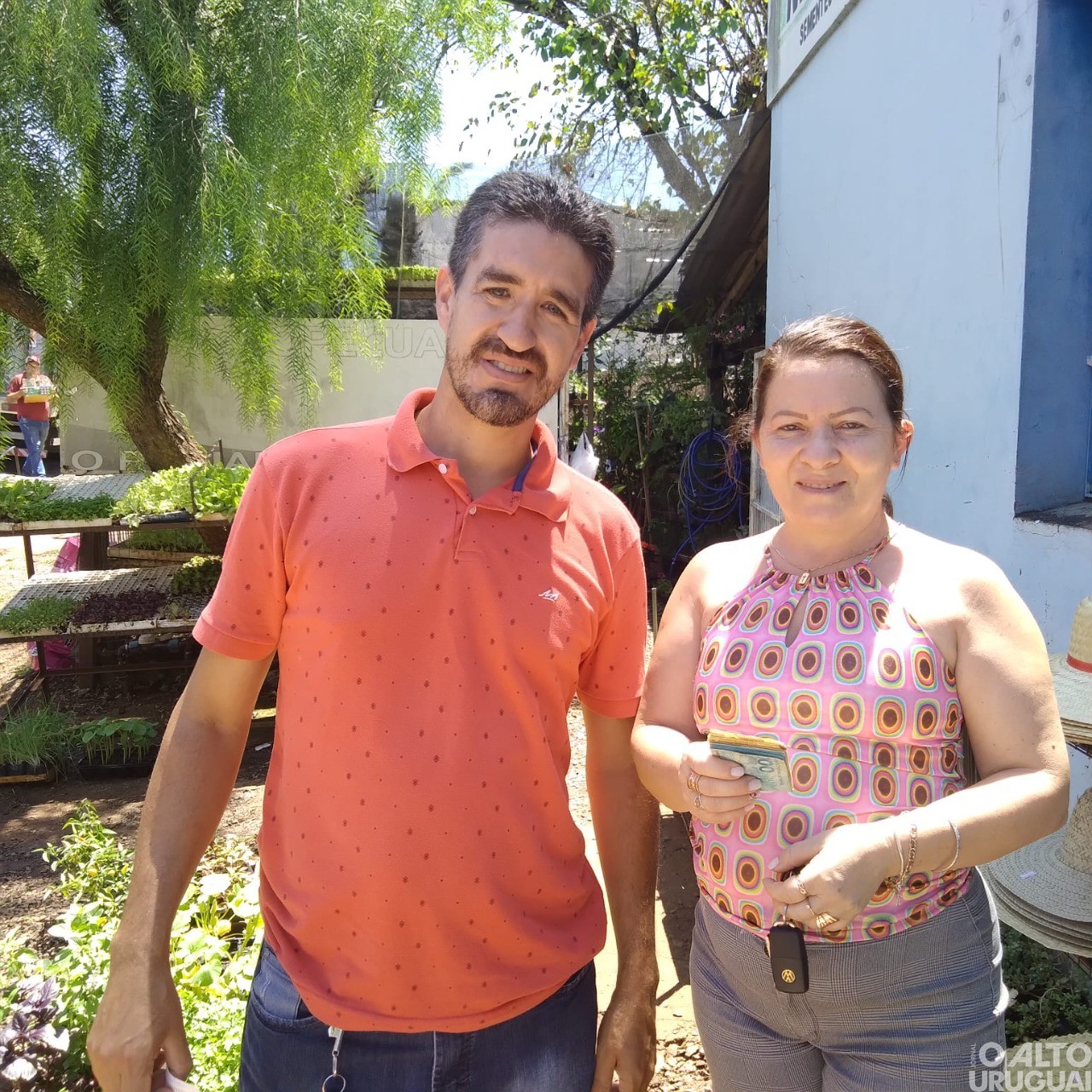 Vendedor de Pinhal acha R$ 1,4 mil em calçada e devolve para dona