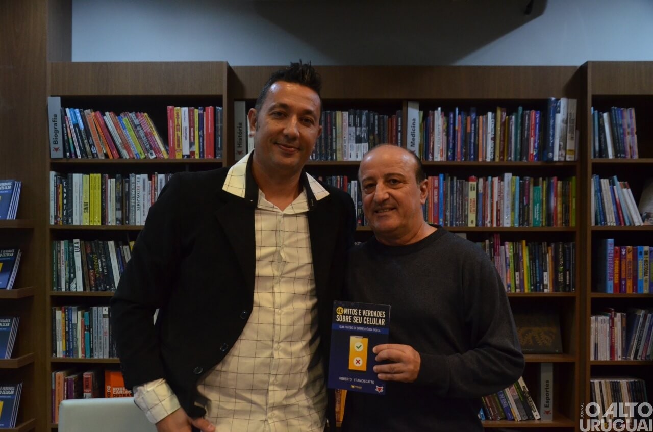 Professor Roberto Franciscatto lança livro pela Vitrola Editora