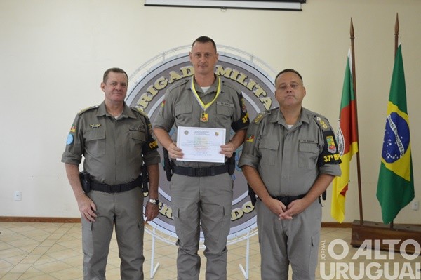 Autoridades são homenageadas pelo 37º BPM