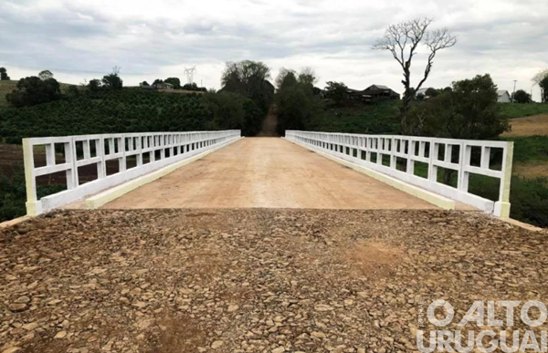 Reaberta ponte entre Liberato Salzano e Rodeio Bonito