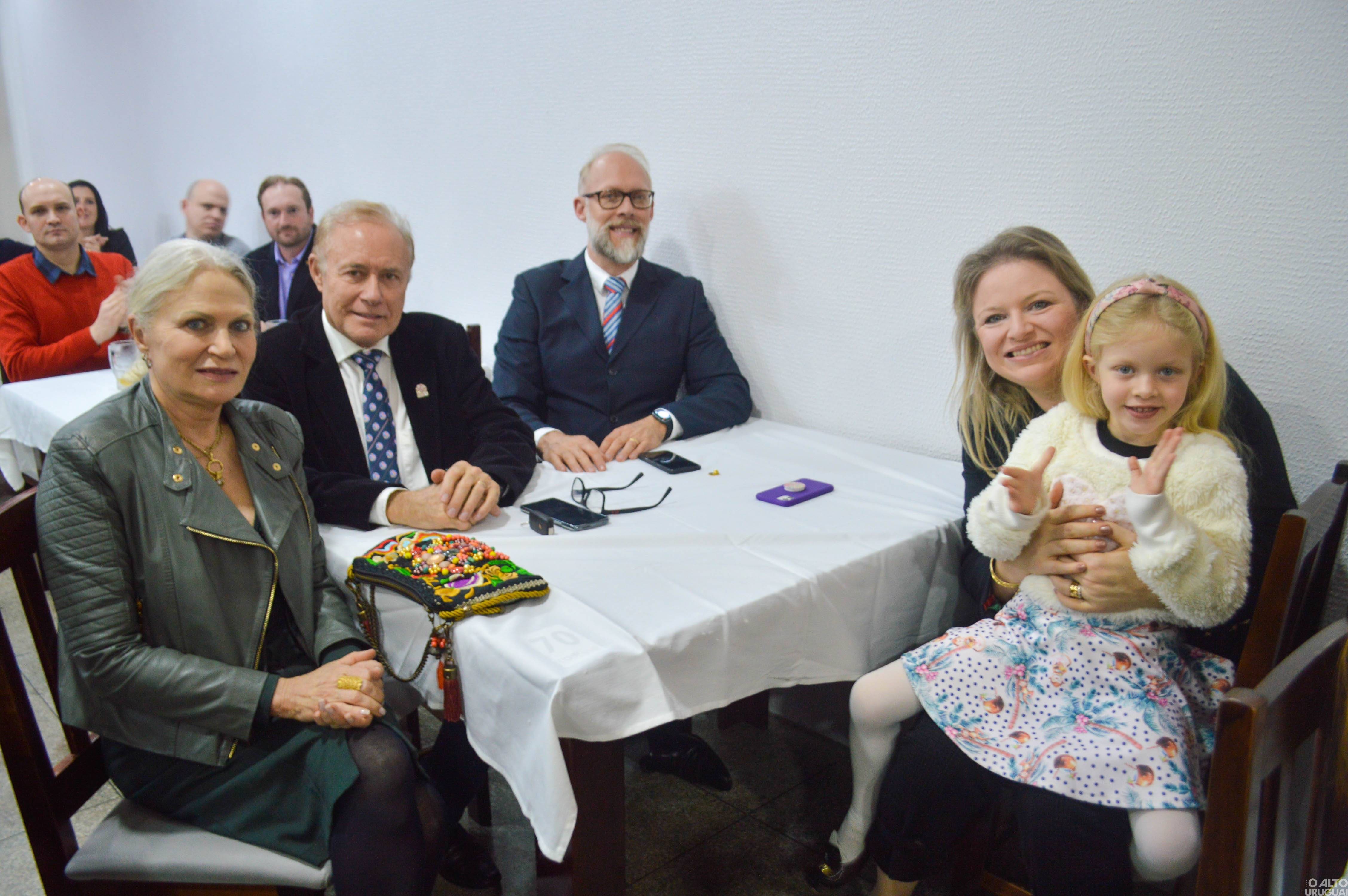 Novas diretorias dos Rotarys tomam posse em FW