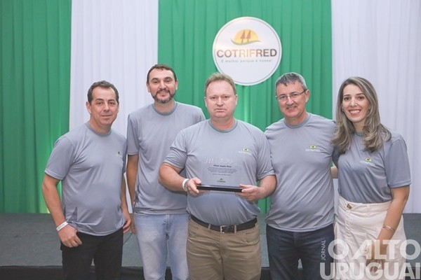 Colaboradores da Cotrifred recebem homenagem