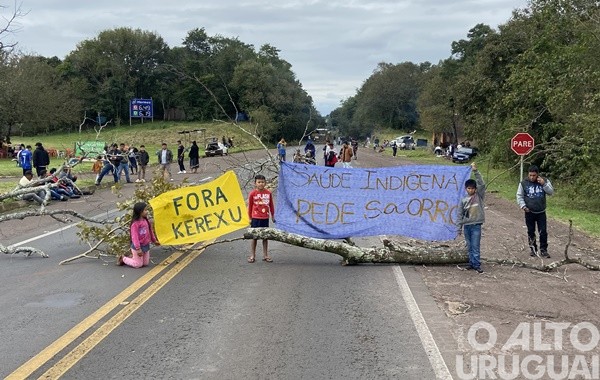 Indígenas mantêm bloqueio na BR-386 em Iraí