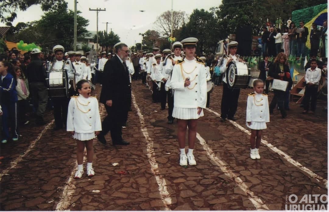 Desfile cívico é realizado em Vista Alegre após 20 anos