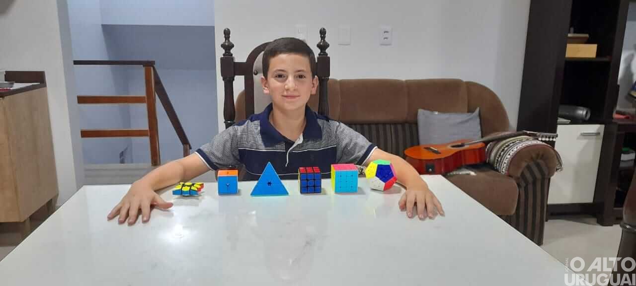 Frederiquense de 11 anos resolve cubos mágicos em segundos