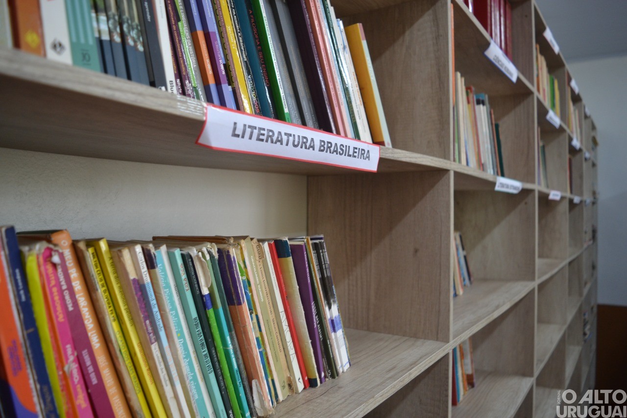 Escola Mathias Balduíno Huppes de Cristal do Sul reinaugura biblioteca