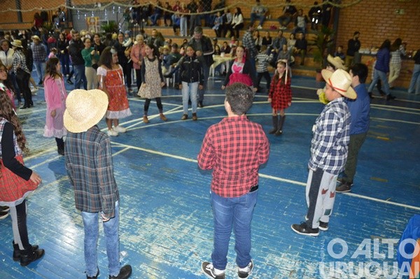 Festa Junina da Escola Irmã Odila Lehnen reúne comunidade em noite de alegria e tradição