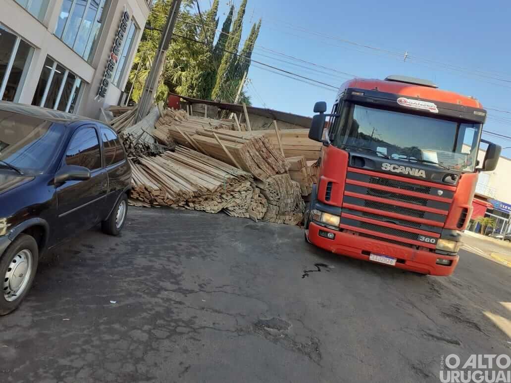 Carreta carregada com tábuas de madeira tomba no centro de Rodeio Bonito