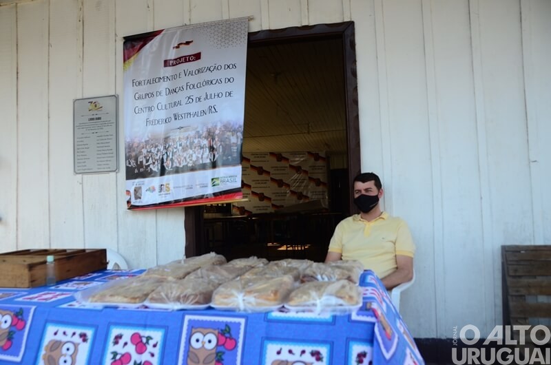 Feira do Centro Cultural 25 de Julho comercializa cerca de 450 cucas