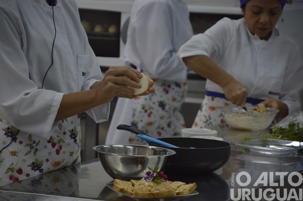 Cozinha didática ensina receitas na Casa da Emater