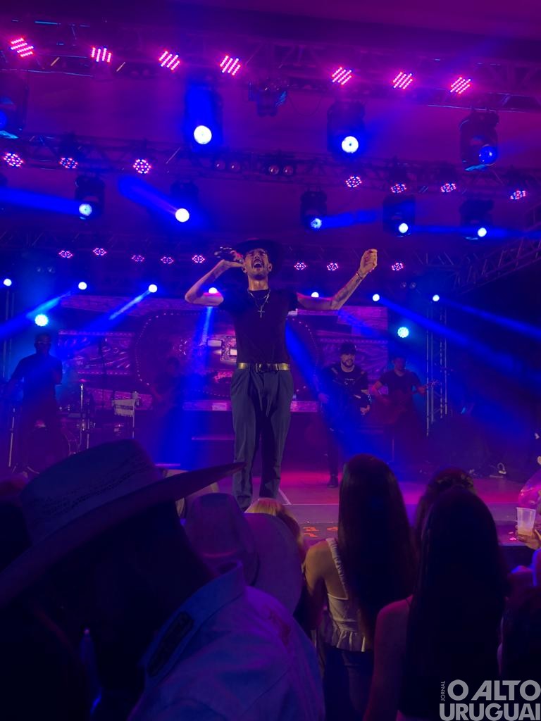 Sertanejo Luan Pereira reúne grande público em show em FW