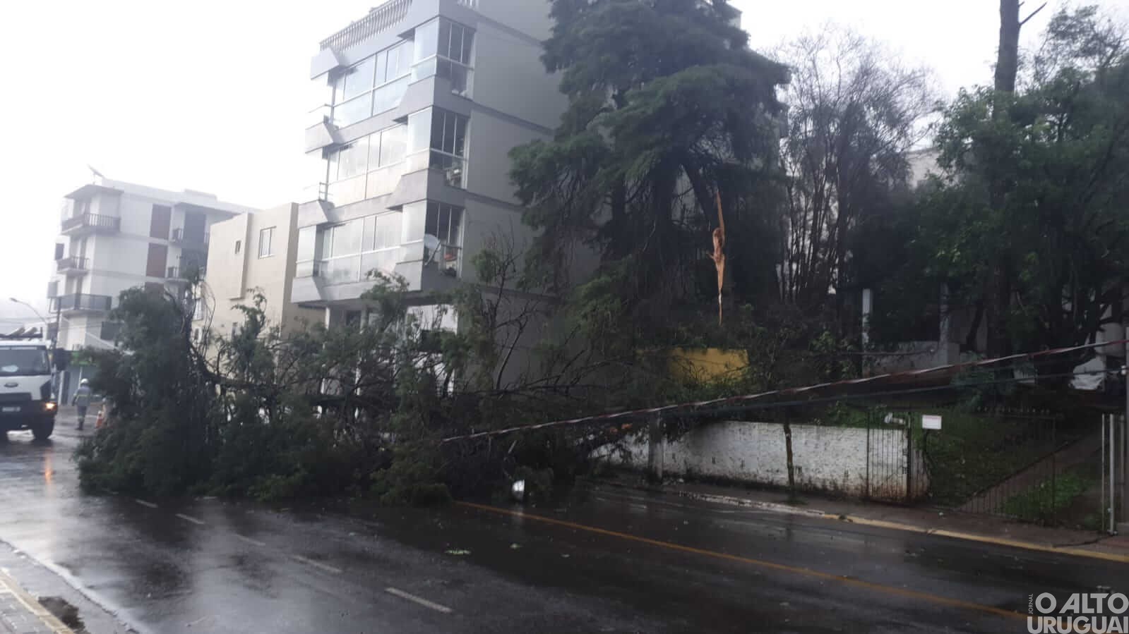 Equipes trabalham em FW para restabelecer serviços após temporal desta terça-feira