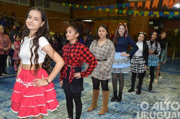 Festa Junina da Escola Irmã Odila Lehnen reúne comunidade em noite de alegria e tradição