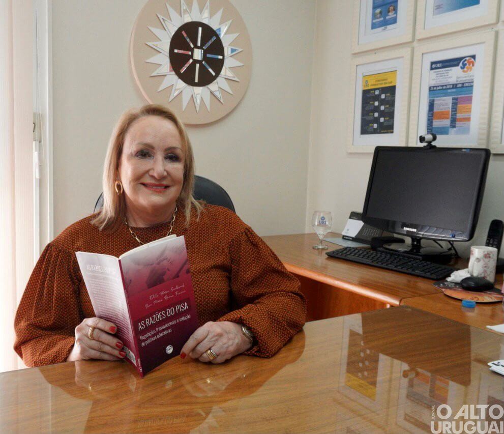 Pró-reitora da URI publica livro