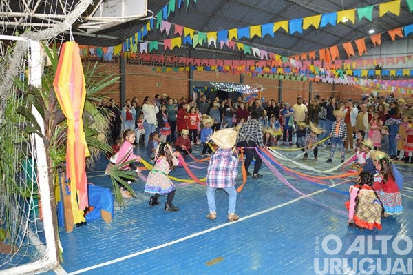 Festa Junina da Escola Irmã Odila Lehnen reúne comunidade em noite de alegria e tradição