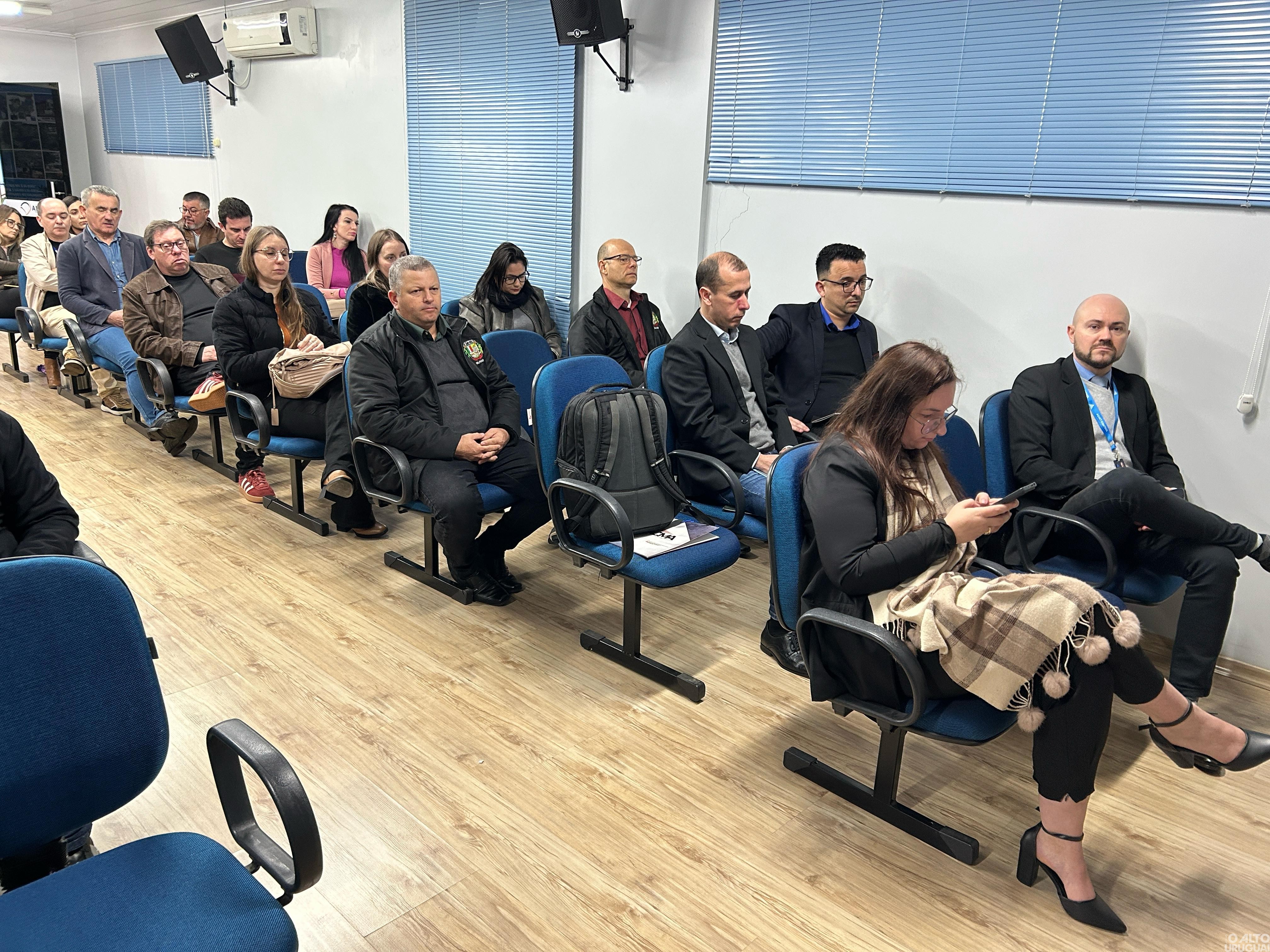 Controladores internos da AMZOP debatem boas práticas e desafios em encontro regional