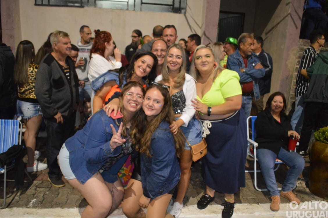 Desfile de rua do Carnaval Regional de Iraí reúne grande público