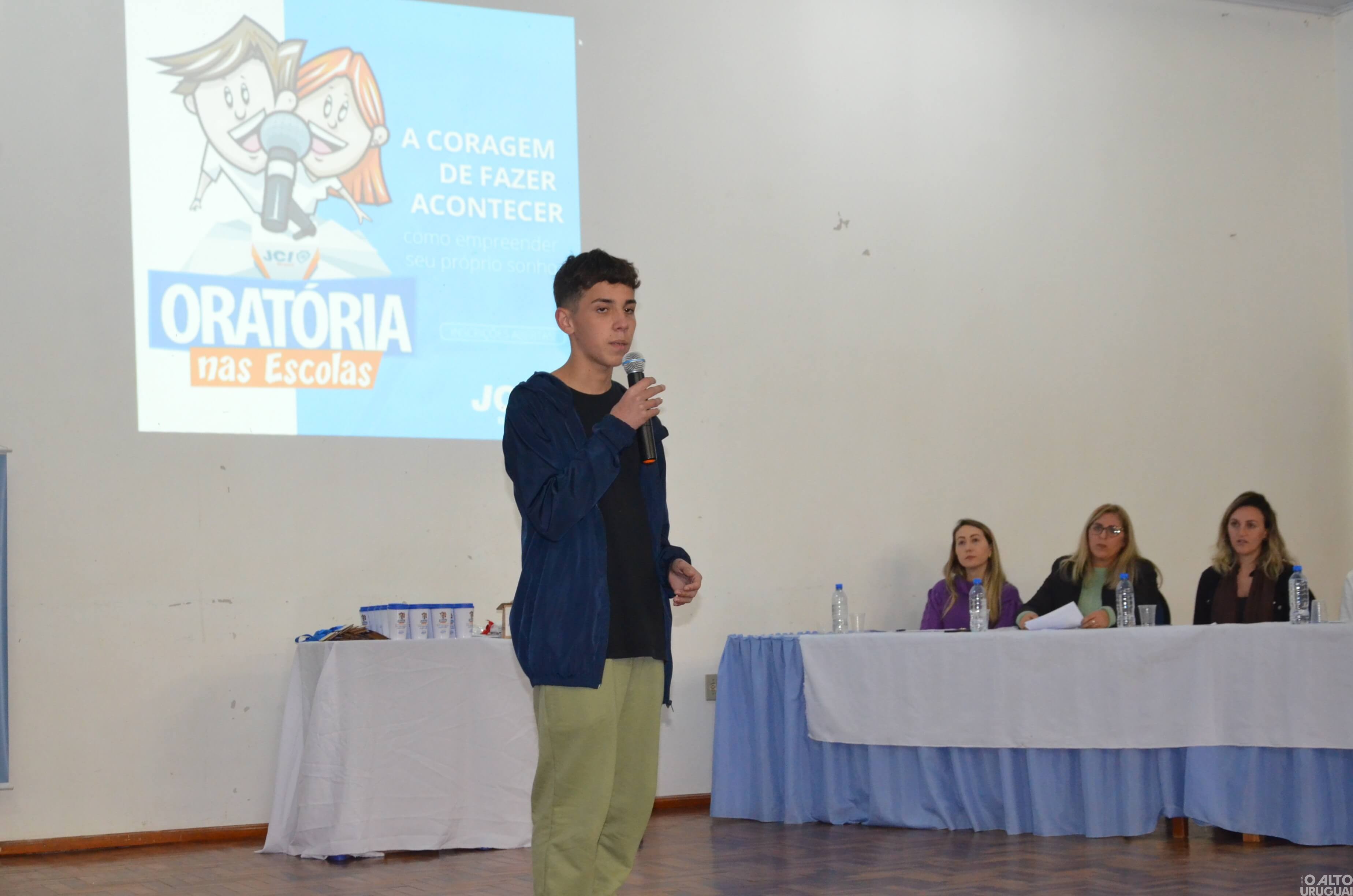 Três estudantes são premiadas na final municipal do Oratória nas Escolas em Rodeio Bonito