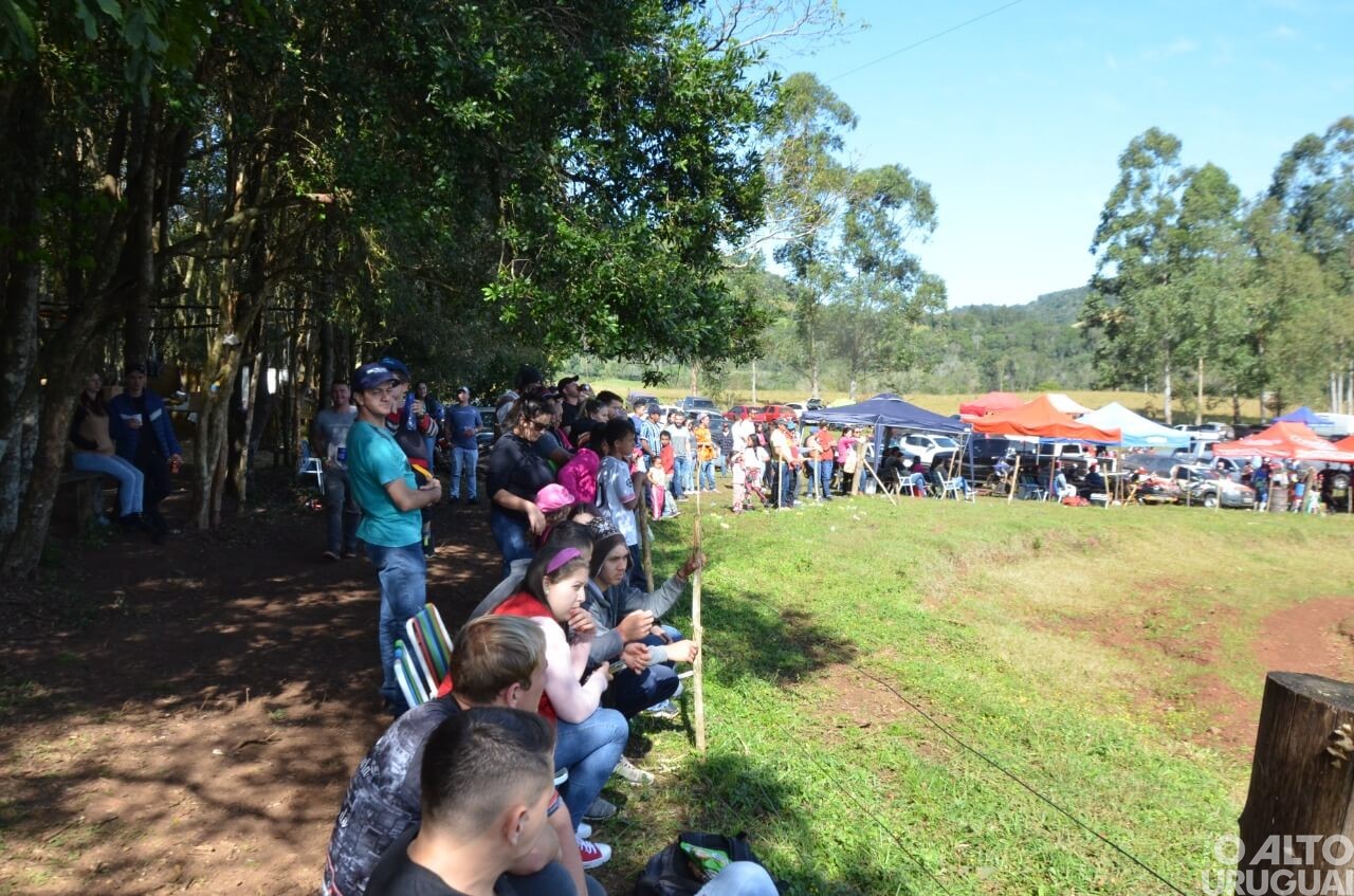 Pilotos do RS e SC disputam provas de velocross em Taquaruçu do Sul