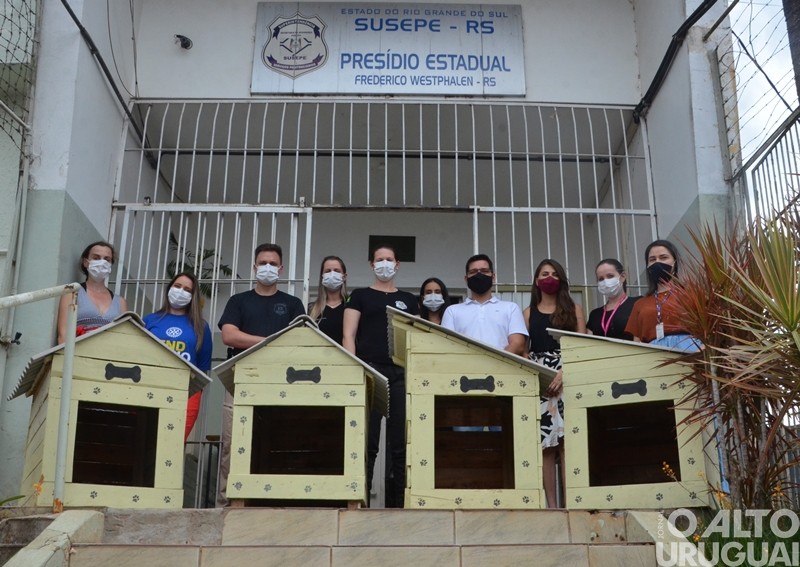 Abrigos para Pets são construídos a partir de doações e mão de obra prisional