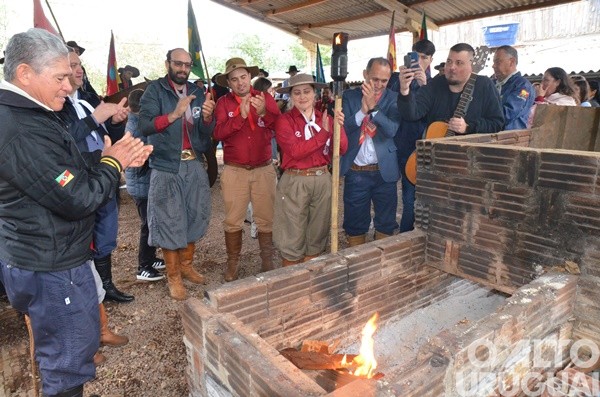 Distribuição da Chama Crioula mobiliza entidades tradicionalistas em Pinheirinho do Vale