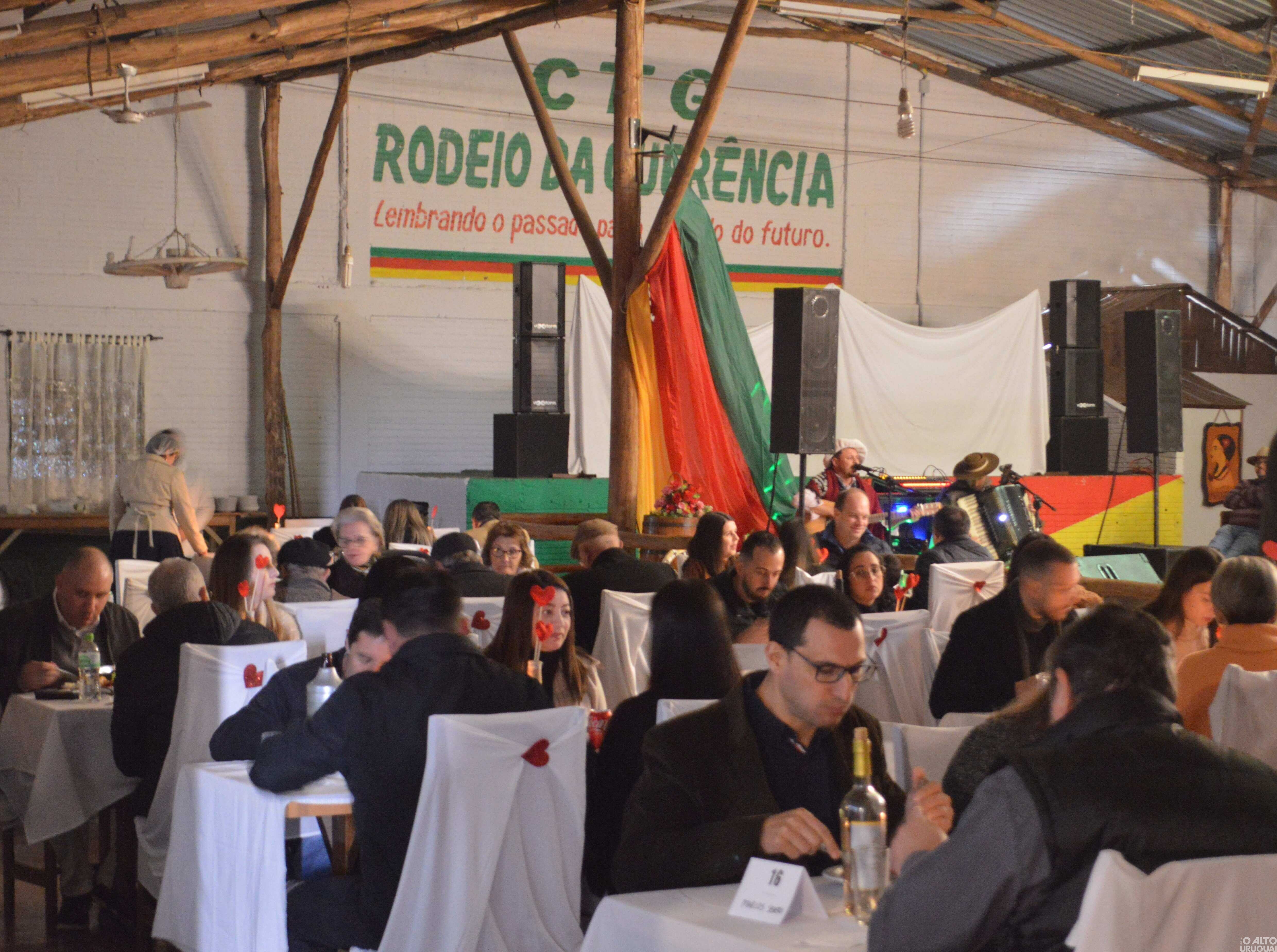 Noite do Galanteio reúne casais no CTG Rodeio da Querência