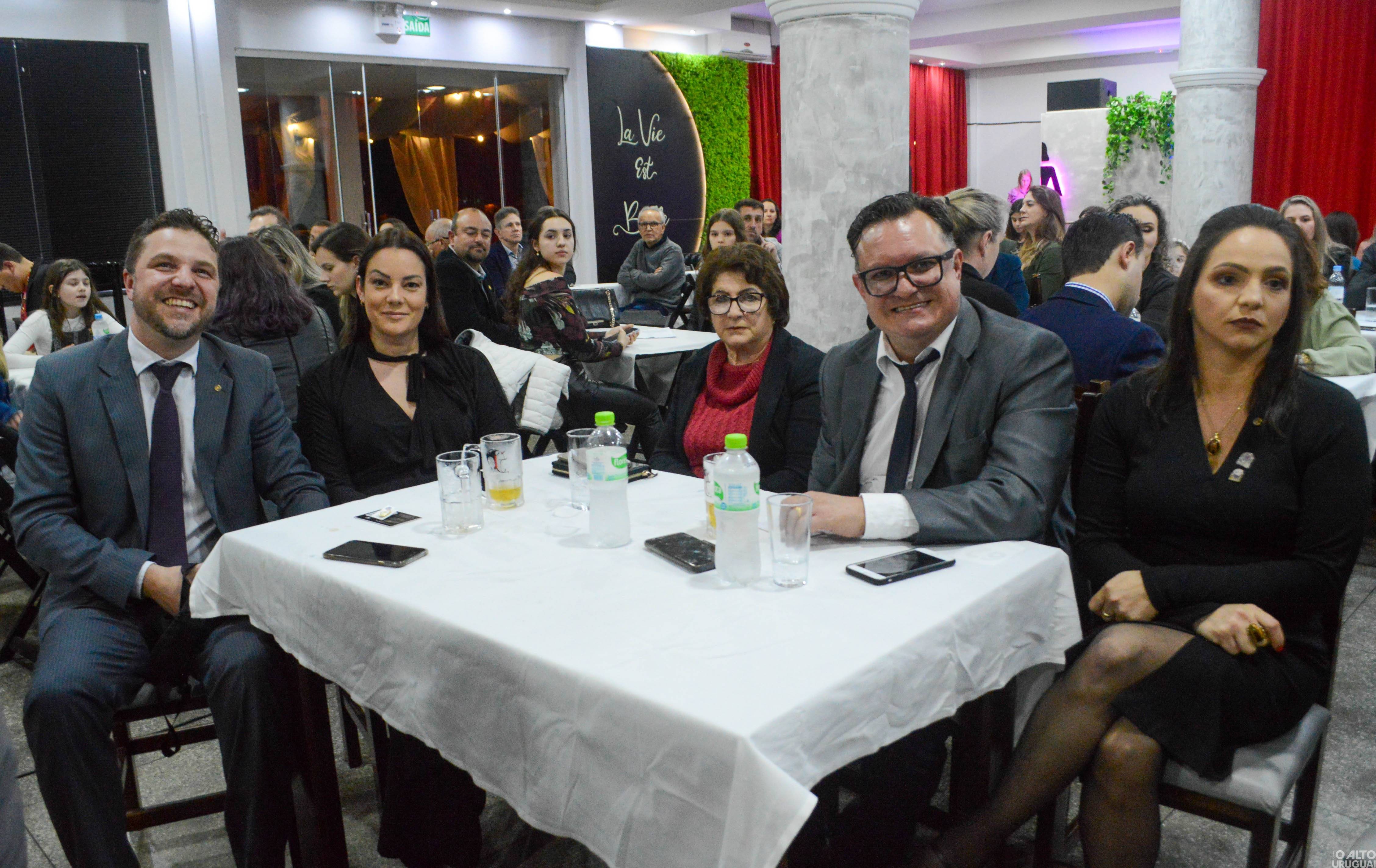 Novas diretorias dos Rotarys tomam posse em FW