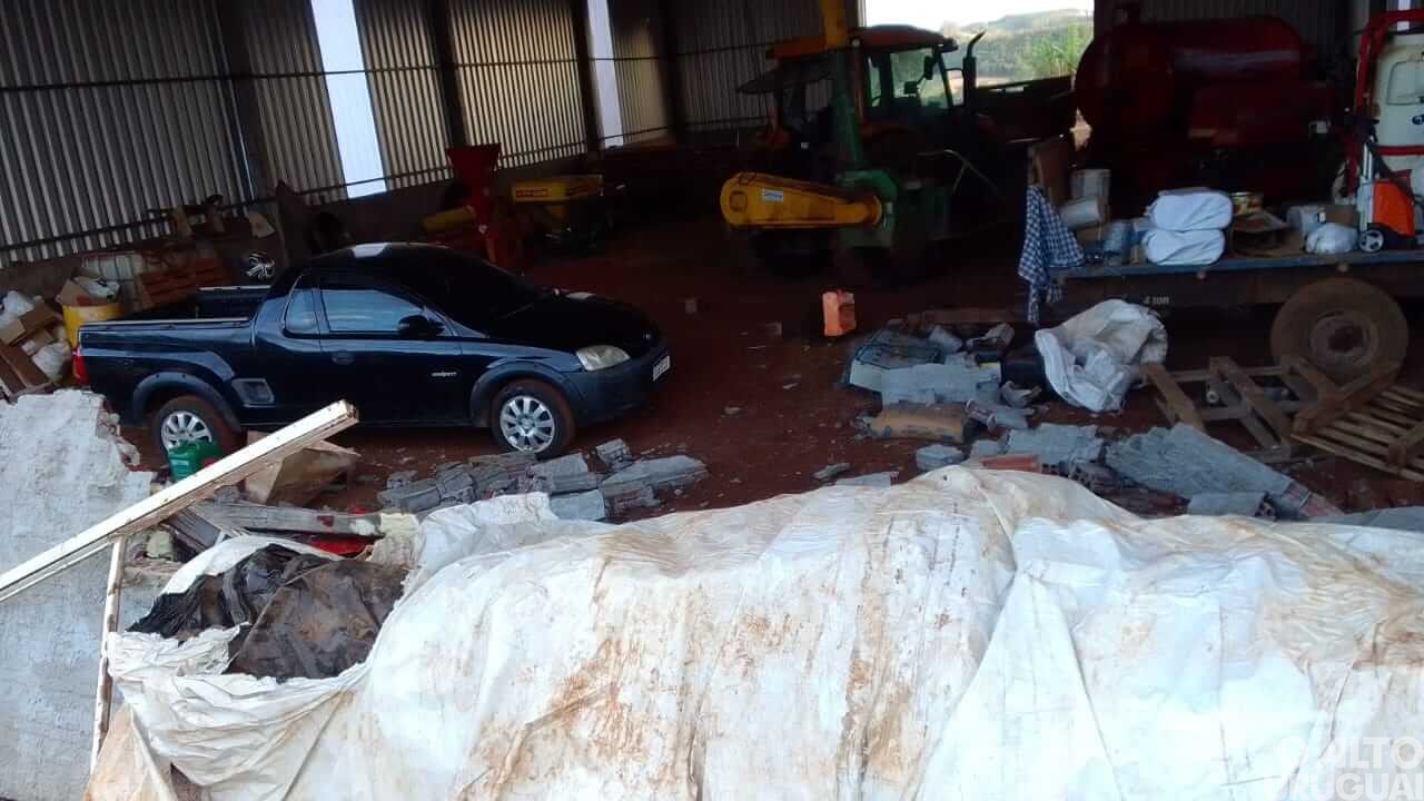 Ventos fortes causam estragos na região