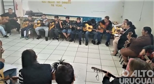 Cras de Seberi desenvolve oficina de violão e canto