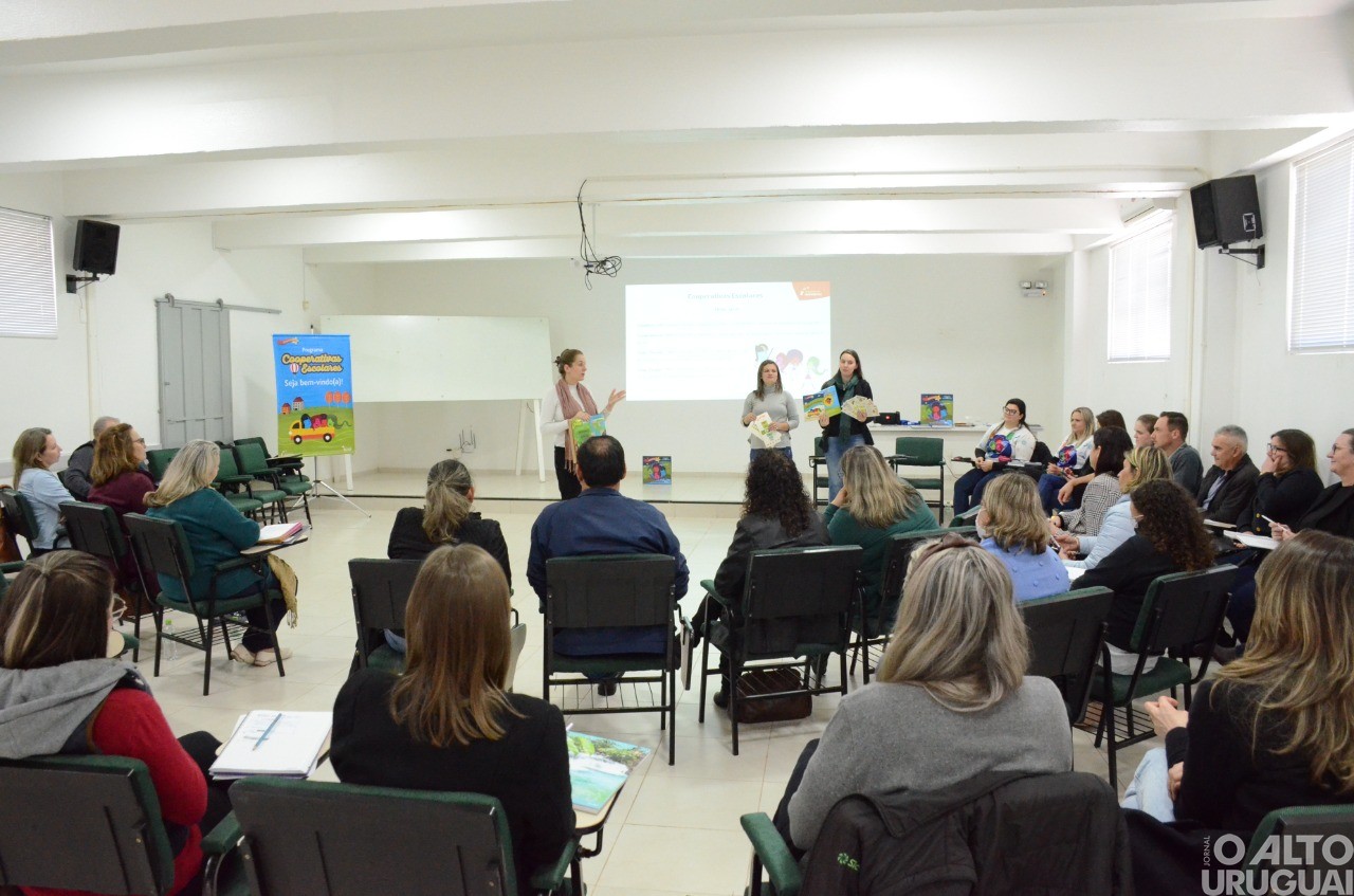 Representantes de Cooperativas Escolares participam de seminário