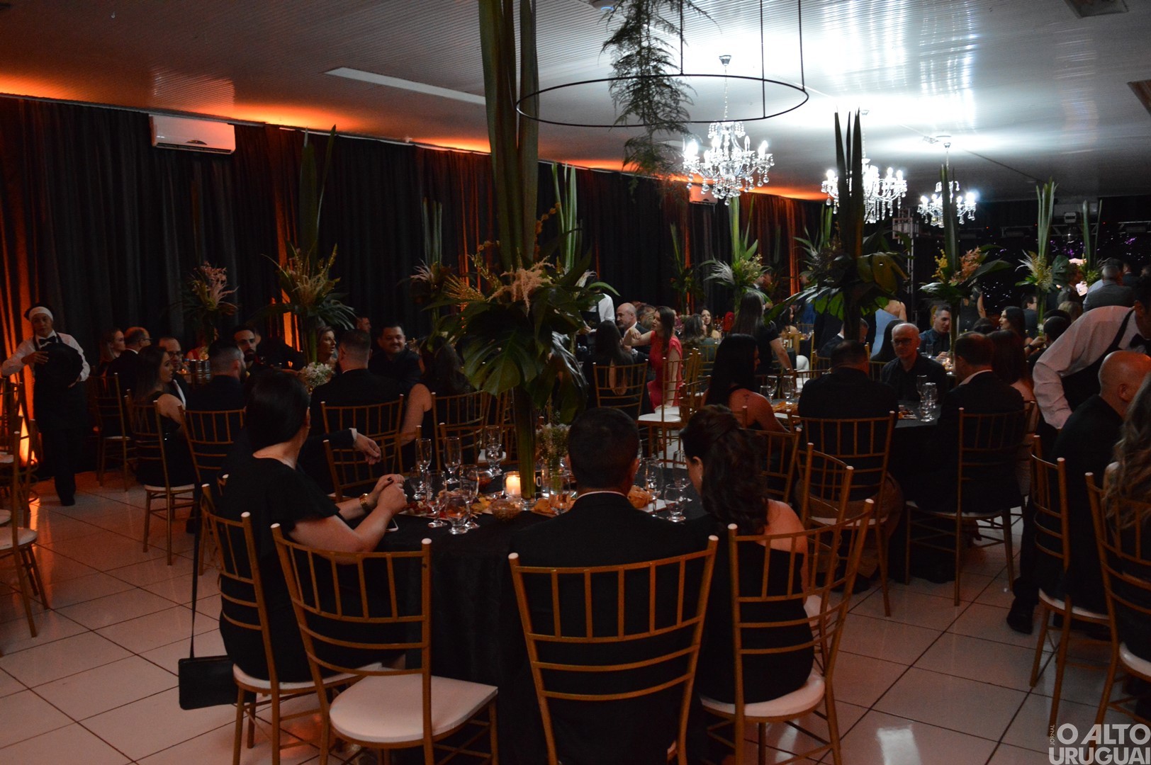 Baile Golden Night homenageia parceiros da Polícia Civil