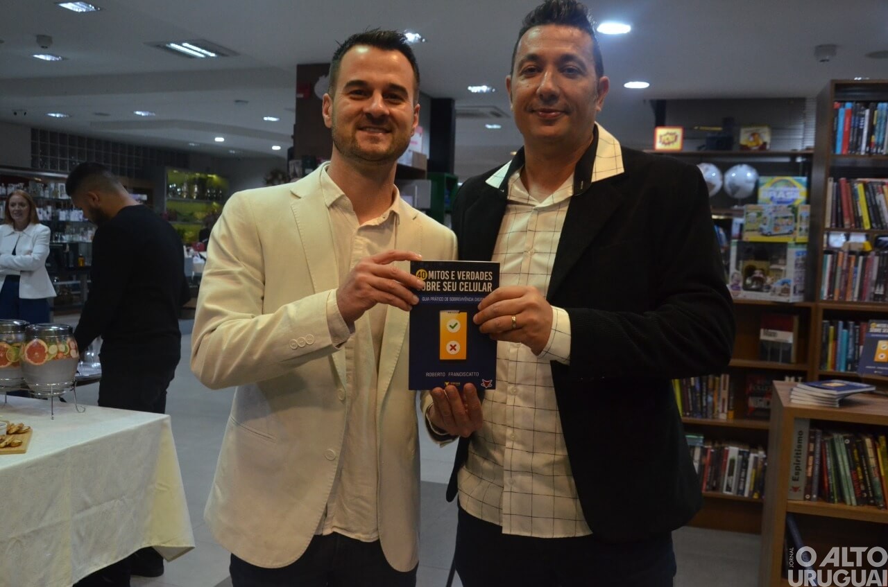 Professor Roberto Franciscatto lança livro pela Vitrola Editora